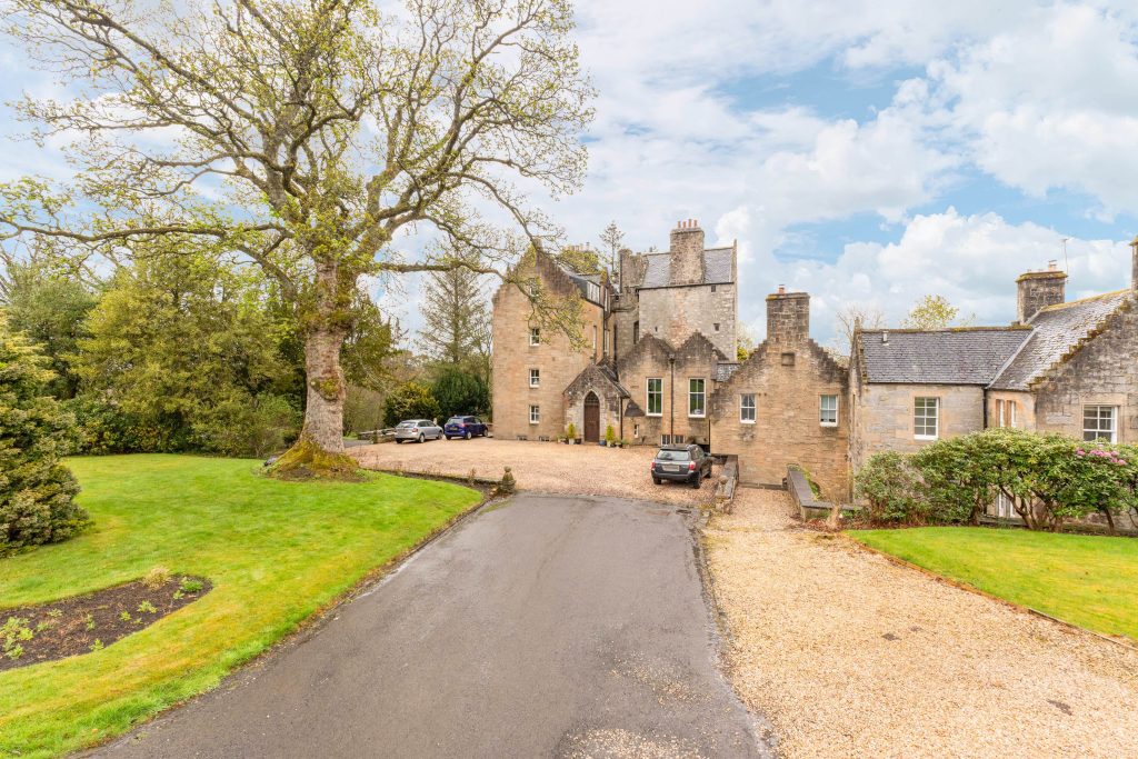 2BridgeCastleHouse02.jpg
